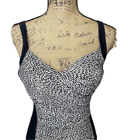 CROFT & Barrow Black and White One Piece Slimming Swimsuit Size 12 - Picture 5 of 12